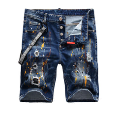 shorts jeans com pingos de tinta e ponta da calça rasgada estilo punk