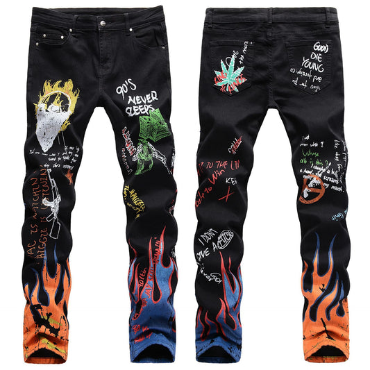 calça jeans com desenhos punk e ponta da calça com fogo estilo streetwear