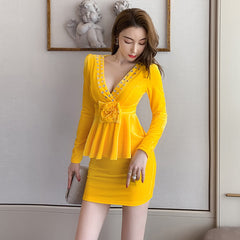 vestido curto e justo com flor e detalhes brilhante na gola