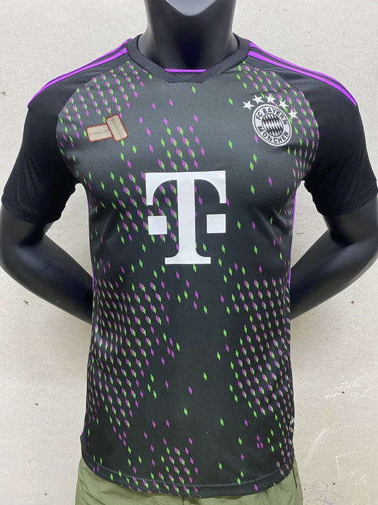 camisa de time de futebol do clube Bayern de Munique FC estilo preta e roxa versão tailandesa