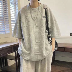 camisa larga estilo streetwear com varias escritas brodadas