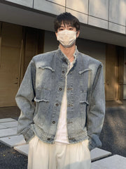 jaqueta jeans com rasgos bordados e botão