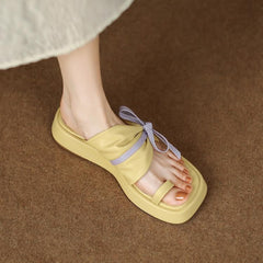 sandália de sola grossa laços pra amarrar e dedos soltos