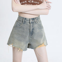 shorts jeans com a ponta remendada