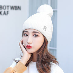 touca feminina com pompom no topo e ''R'' bordado na frente