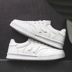 tenis esportivo de sola reta confortavel com ''N'' bordado