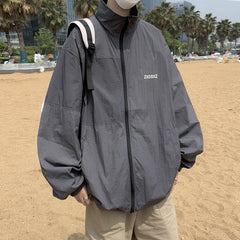 jaqueta corta vento com laço de ajuste e gola