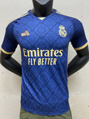 camisa de time de futebol clube Real Madrid FC versão azul tailandesa