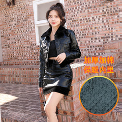 vestido e jaqueta de couro feminina