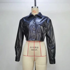 jaqueta feminina de couro com amostra do umbigo