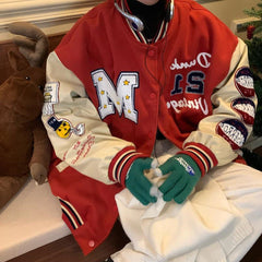 jaqueta estilo de baseball com letras bordadas e fechamento de botão retro