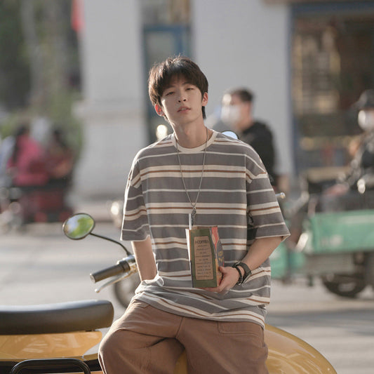 camisa larga listrada com gola grande