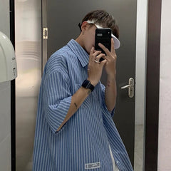 camisa de botão listrada com gola de lapela