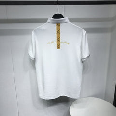 camisa polo com escrita no fundo estilo high street