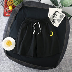 shorts casuais com nuvens e sol estamapado