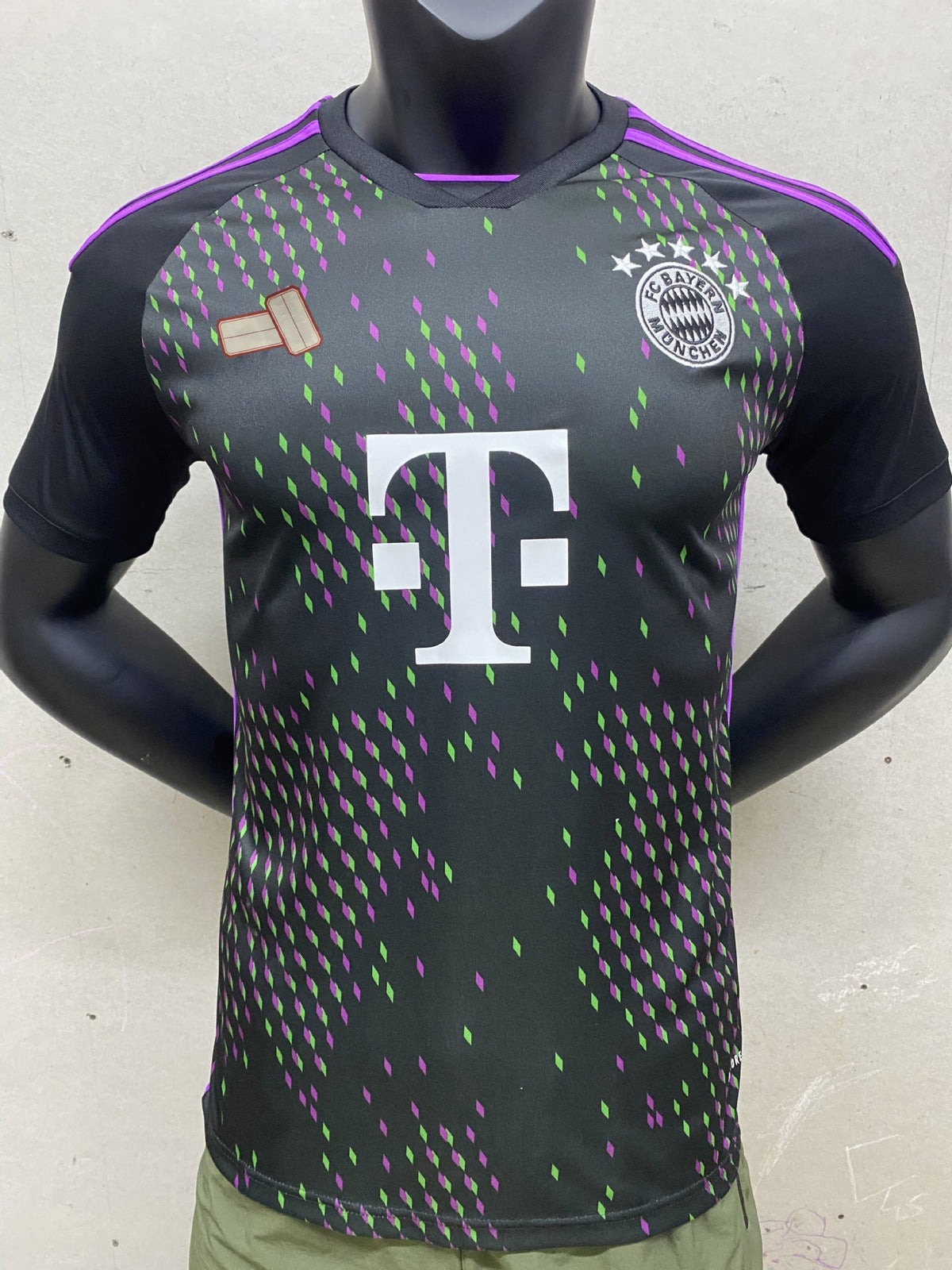camisa de time de futebol do clube Bayern de Munique FC estilo preta e roxa versão tailandesa
