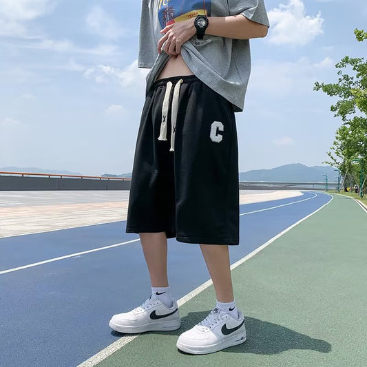 shorts largo masculino com ''C'' estampado e cordão para amarrar