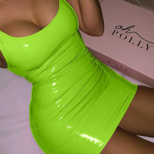 vestido feminino de couro brilhante com decote