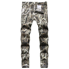 calça jeans em modelo de pele de cobra