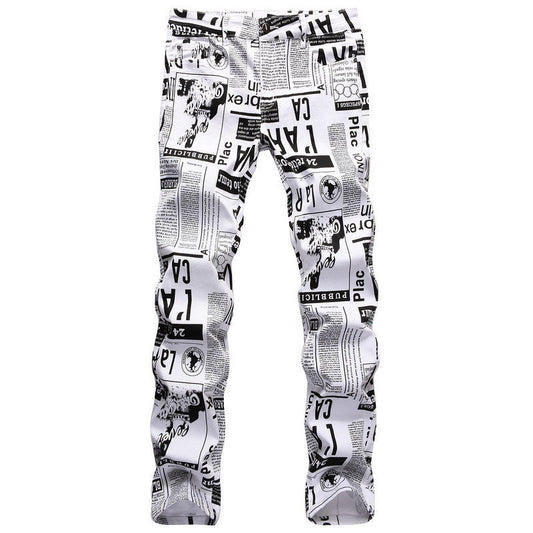 calça jeans clara com design de jornal