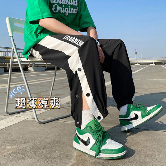 calça larga com fecho em botão estilo streetwear