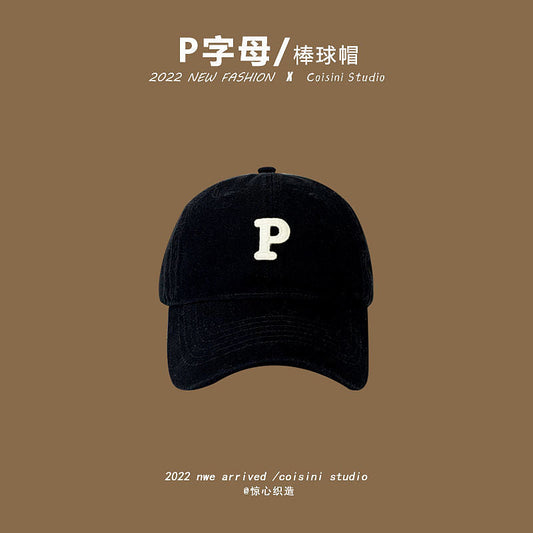 boné esportivo com ''P'' estampado