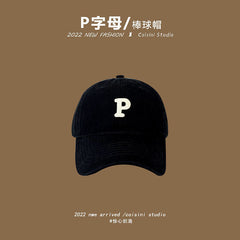 boné esportivo com ''P'' estampado