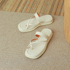 chinelo feminino de sola grossa e alças para fechar