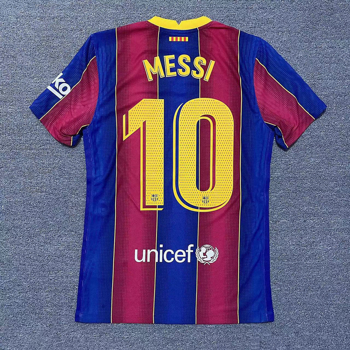 camisa de time de futebol do Clube Barcelona FC retro com o nome do Messi atrás modelo Tailandes