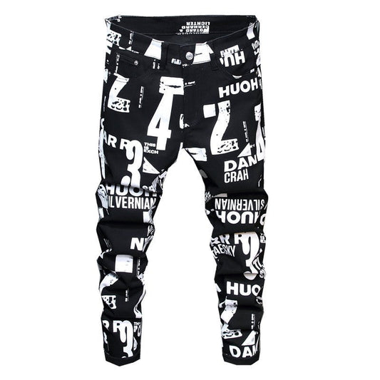 calça jeans preta com numeros e letras bordadas