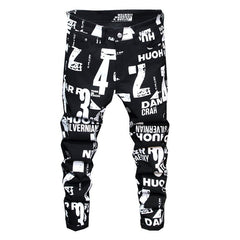 calça jeans preta com numeros e letras bordadas