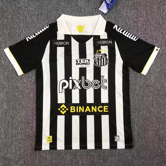 camisa de futebol do time Santos FC listrada com patrocinio