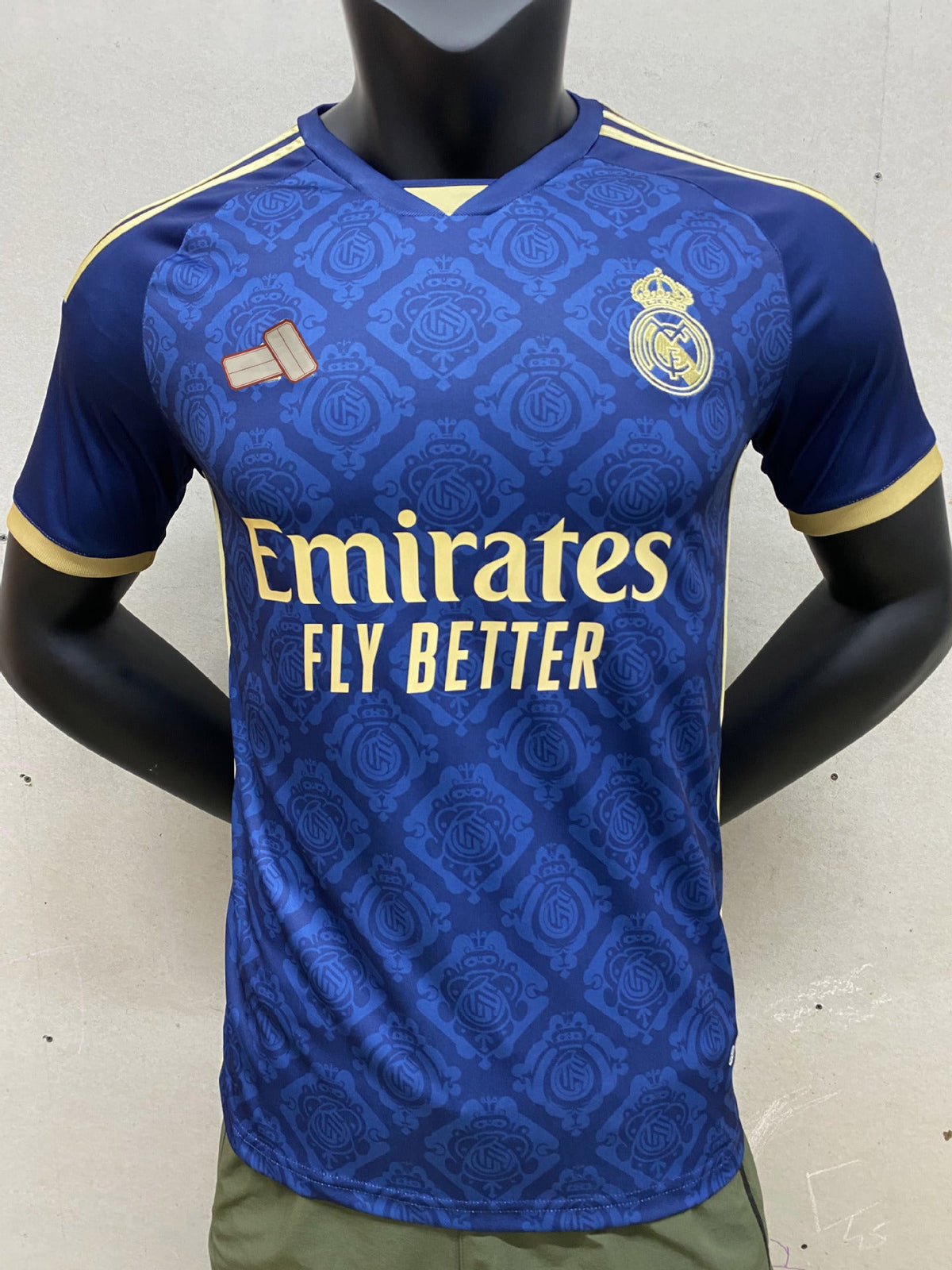 camisa de time de futebol clube Real Madrid FC versão azul tailandesa