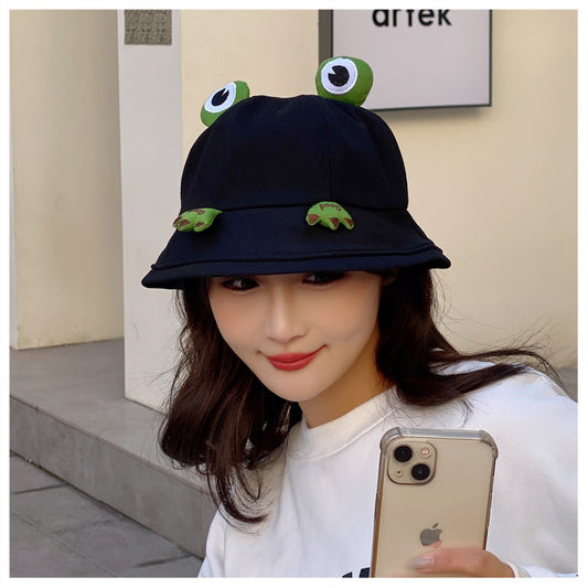 chapeu com detalhes de olhos e pé de sapo fofo