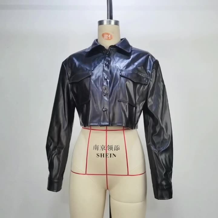 jaqueta feminina de couro com amostra do umbigo