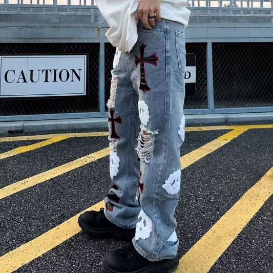 calça jeans larga com estampas de cruz rasgadas