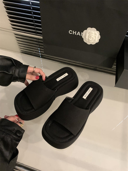 chinelo aberto de sola grossa