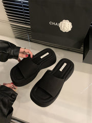 chinelo aberto de sola grossa