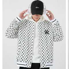 jaqueta xadrez com o escudo de NY estampado