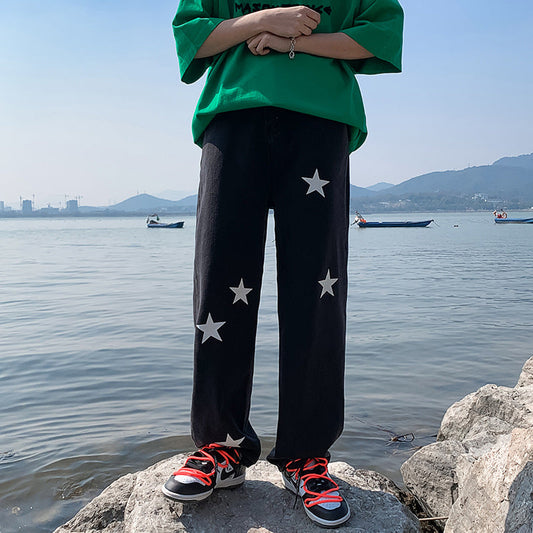 calça jeans larga com estrelas bordadas