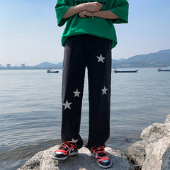 calça jeans larga com estrelas bordadas