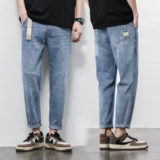 calça jeans reta com ponta dobrada