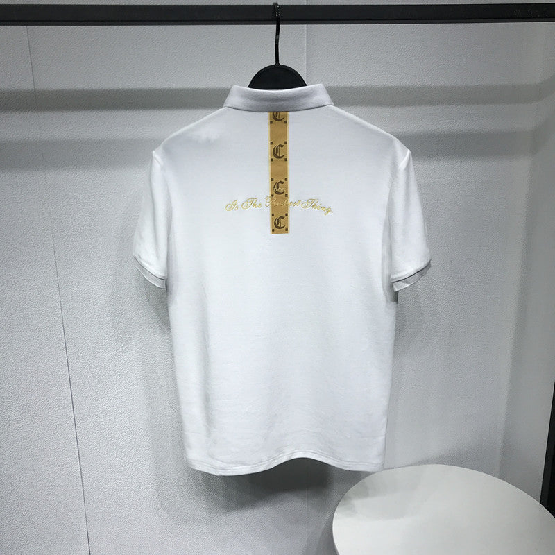 camisa polo com escrita no fundo estilo high street