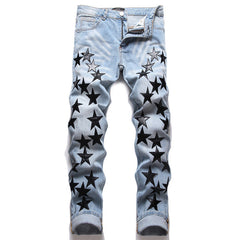 calça jeans clara com estrelas pretas bordadas